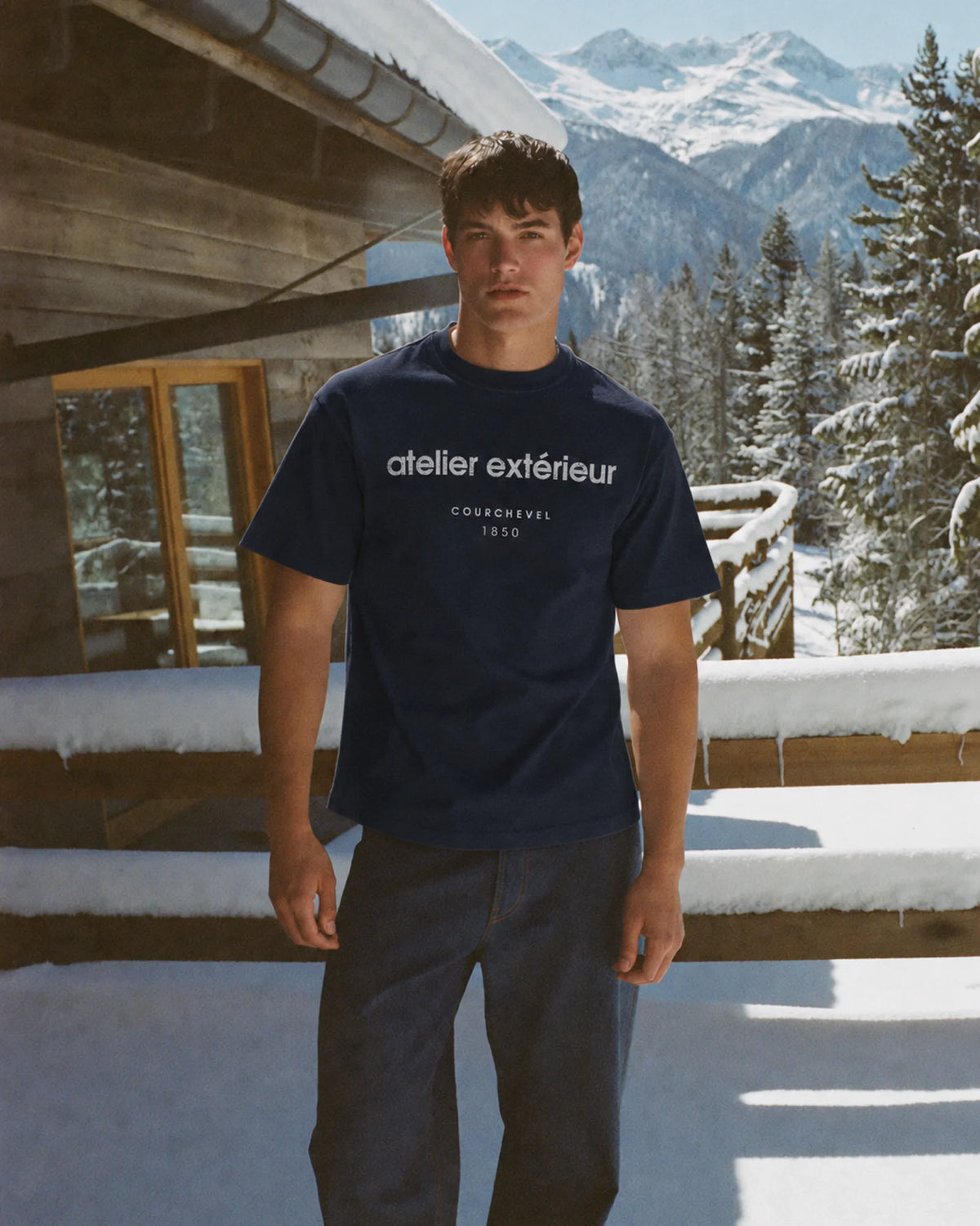Man wearing the navy Courchevel 1850 ski tee après ski