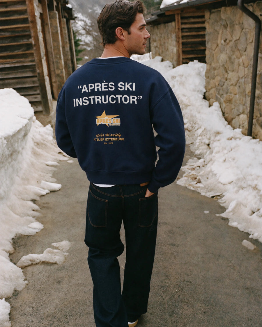 Man wearing the Après Ski Instructor Crewneck in navy, on location