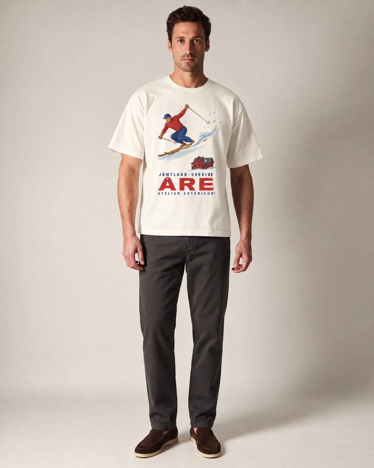 Studio model wearing the ecru Åre ski tee