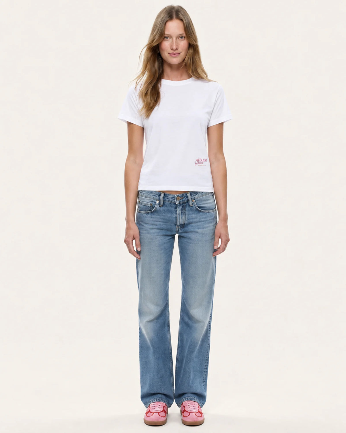 Model wearing the Équipe Féminine de Ski women's tee with straight-leg jeans, front view