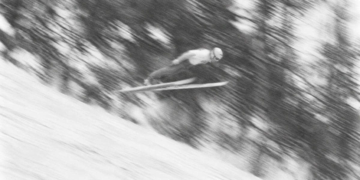 Vintage-style ski jumper in black and white